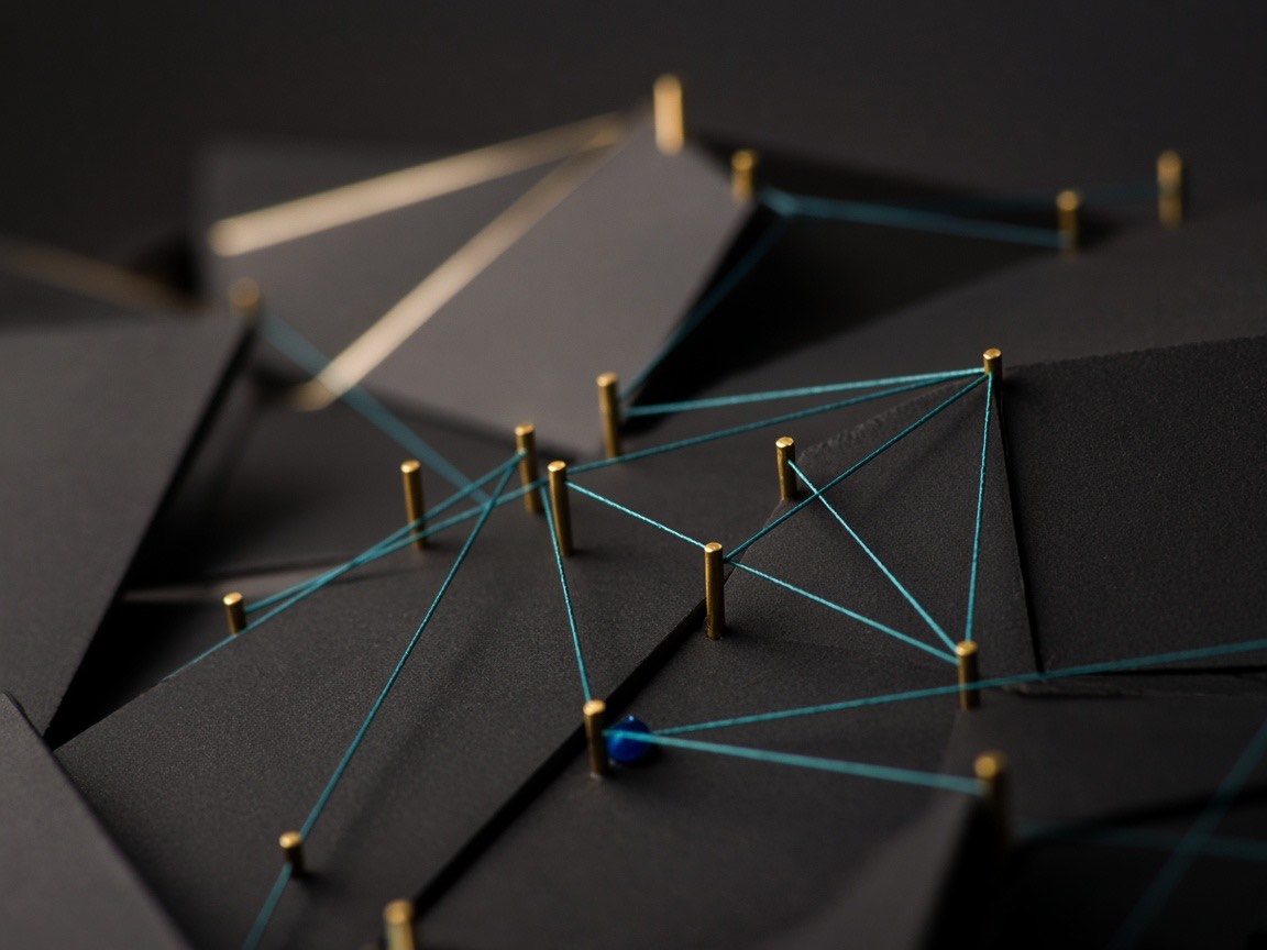 Close view of an architectural model: pins and threads mapping relationships between system components.